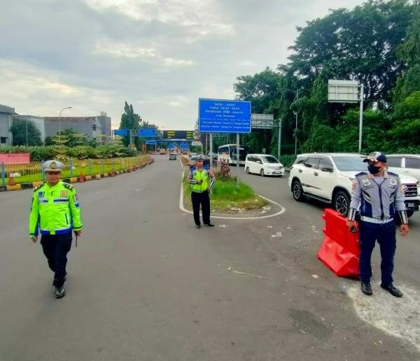 Kota Bekasi - Petugas Kepolisian dan Dishub Kota Bekasi melakukan pencegatan terhadap truk sumbu III di GT Bekasi Timur. Foto: Ist/Gobekasi.id.