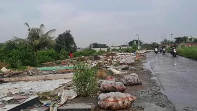 Kabupaten Bekasi - Sampah berserakan di lahan bekas pembongkaran bangunan liar di Desa Karangraharja ,Kecamatan Karangbahagia, Kabupaten Bekasi, Rabu (4/3/2026). Foto: Ist