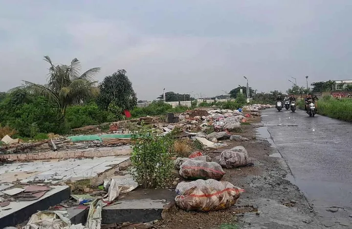 Kabupaten Bekasi - Sampah berserakan di lahan bekas pembongkaran bangunan liar di Desa Karangraharja ,Kecamatan Karangbahagia, Kabupaten Bekasi, Rabu (4/3/2026). Foto: Ist