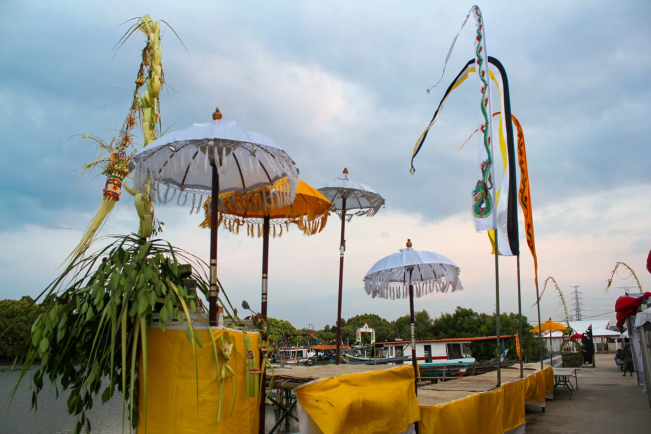 Kabupaten Bekasi - Persiapan Upacara Melasti umat Hindu di Jembatan Cinta, Tarumajaya, Kabupaten Bekasi, Sabtu (14/3/2026). Foto: Ist/Gobekasi.id.