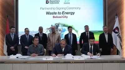 Bekasi -Kepala Investasi Danantara Indonesia Pandu Sjahrir (tengah depan) menandatangani dokumen kerja sama proyek Waste to Energy Bekasi City bersama mitra operator internasional dalam seremoni penandatanganan kemitraan di Jakarta, Jumat, 6 Maret 2026. Foto: Dok. Danantara Indonesia