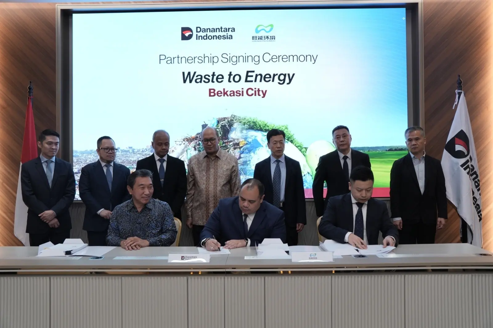 Bekasi -Kepala Investasi Danantara Indonesia Pandu Sjahrir (tengah depan) menandatangani dokumen kerja sama proyek Waste to Energy Bekasi City bersama mitra operator internasional dalam seremoni penandatanganan kemitraan di Jakarta, Jumat, 6 Maret 2026. Foto: Dok. Danantara Indonesia
