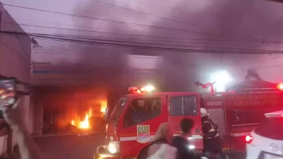 Kabupaten Bekasi - Sebuah minimarket Indomaret di Desa Jayasampurna, Kecamatan Serang Baru, Kabupaten Bekasi, menjadi sasaran amukan si jago merah pada Sabtu (14/3/2026) malam. Foto: Ist