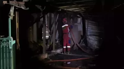 Kota Bekasi - Petugas Disdamkarmat Kota Bekasi saat melakuka proses pendinginan rumah warga yang terbakar hebat warga di Jalan Raya Perjuangan, Kelurahan Harapan Baru, Kecamatan Bekasi Utara., Selasa (17//2026) dini hari. Foto: Ist