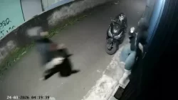 Kabupaten Bekasi - Tangkapan layar CCTV remaja di Burangkeng, Setu, Kabupaten Bekasi, menjadi korban begal saat hendak masuk rumah. Foto: Ist/Gobekasi.id.