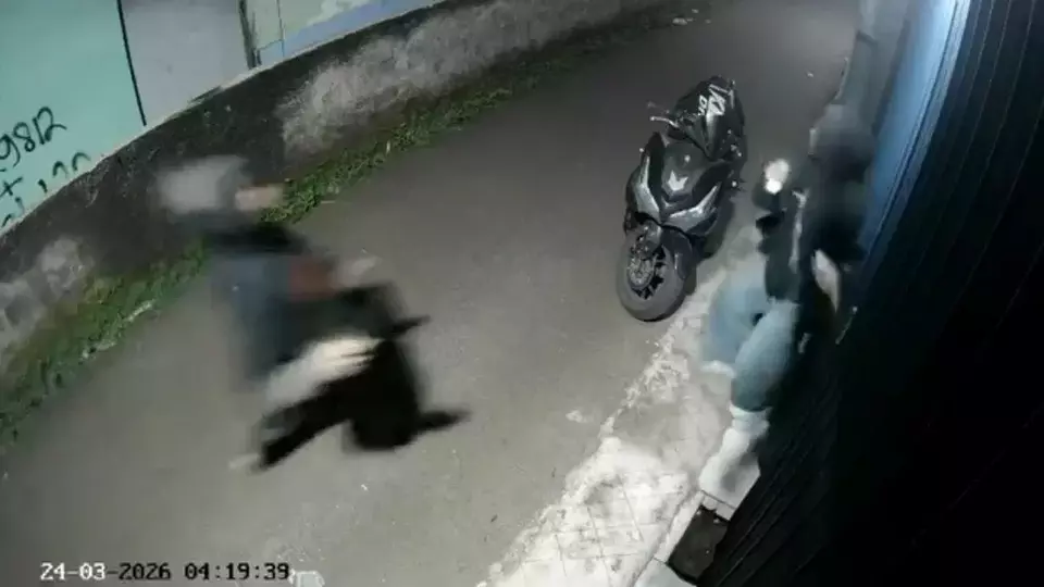 Kabupaten Bekasi - Tangkapan layar CCTV remaja di Burangkeng, Setu, Kabupaten Bekasi, menjadi korban begal saat hendak masuk rumah. Foto: Ist/Gobekasi.id.