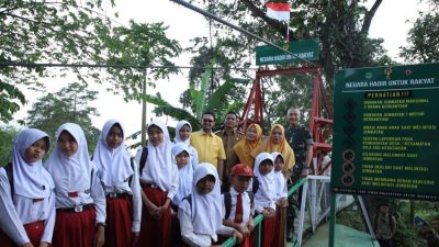 Kabupaten Bekasi - Plt. Bupati Bekasi Asep Surya Atmaja bersama unsur forkopimda menghadiri peresmian Jembatan Gantung Garuda di Kampung Bojong, Desa Kertarahayu, Kecamatan Setu, Kabupaten Bekasi, Senin (9/3/2026). Foto: Ist/Gobekasi.id.