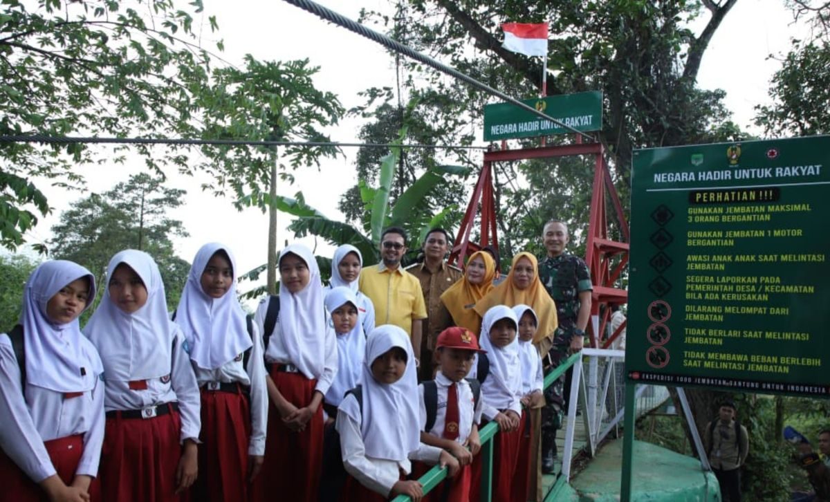 Kabupaten Bekasi - Plt. Bupati Bekasi Asep Surya Atmaja bersama unsur forkopimda menghadiri peresmian Jembatan Gantung Garuda di Kampung Bojong, Desa Kertarahayu, Kecamatan Setu, Kabupaten Bekasi, Senin (9/3/2026). Foto: Ist/Gobekasi.id.