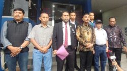 Kota Bekasi - Keluarga korban Ermanto Usman bersama tim hukum mendatangi Polda Metro Jaya untuk menuntut kembali melakukan pengusutan ulang kematian pensiunan JICT, Rabu (25/3/2026). Foto: Ist/Gobekasi.id.