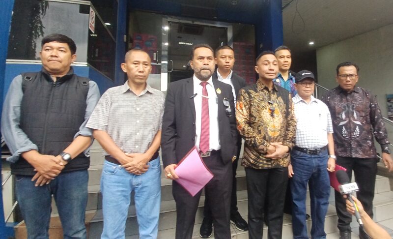 Kota Bekasi - Keluarga korban Ermanto Usman bersama tim hukum mendatangi Polda Metro Jaya untuk menuntut kembali melakukan pengusutan ulang kematian pensiunan JICT, Rabu (25/3/2026). Foto: Ist/Gobekasi.id.