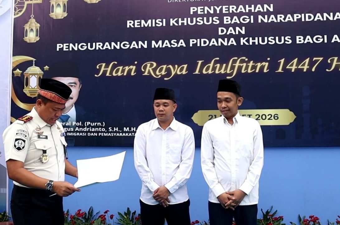 Kota Bekasi - Kepala Lapas Kelas IIA Bekasi, Dedy Cahyadi, secara simbolis memberikan remisi Lebaran atau Idul Fitri 1447 H/2026 kepada ratusan narapidana. Foto: Ist/Gobekasi.id.