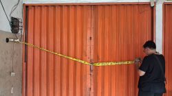 Kabupaten Bekasi - Lokasi kios Chicken Alfaza, Perumahan Mega Regency, Desa Sukaragam, Kabupaten Bekasi, yang ditemukan pegawai termutilasi dalam frezeer. Foto: Ist/Gobekasi.id.