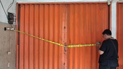 Kabupaten Bekasi - Lokasi kios Chicken Alfaza, Perumahan Mega Regency, Desa Sukaragam, Kabupaten Bekasi, yang ditemukan pegawai termutilasi dalam frezeer. Foto: Ist/Gobekasi.id.