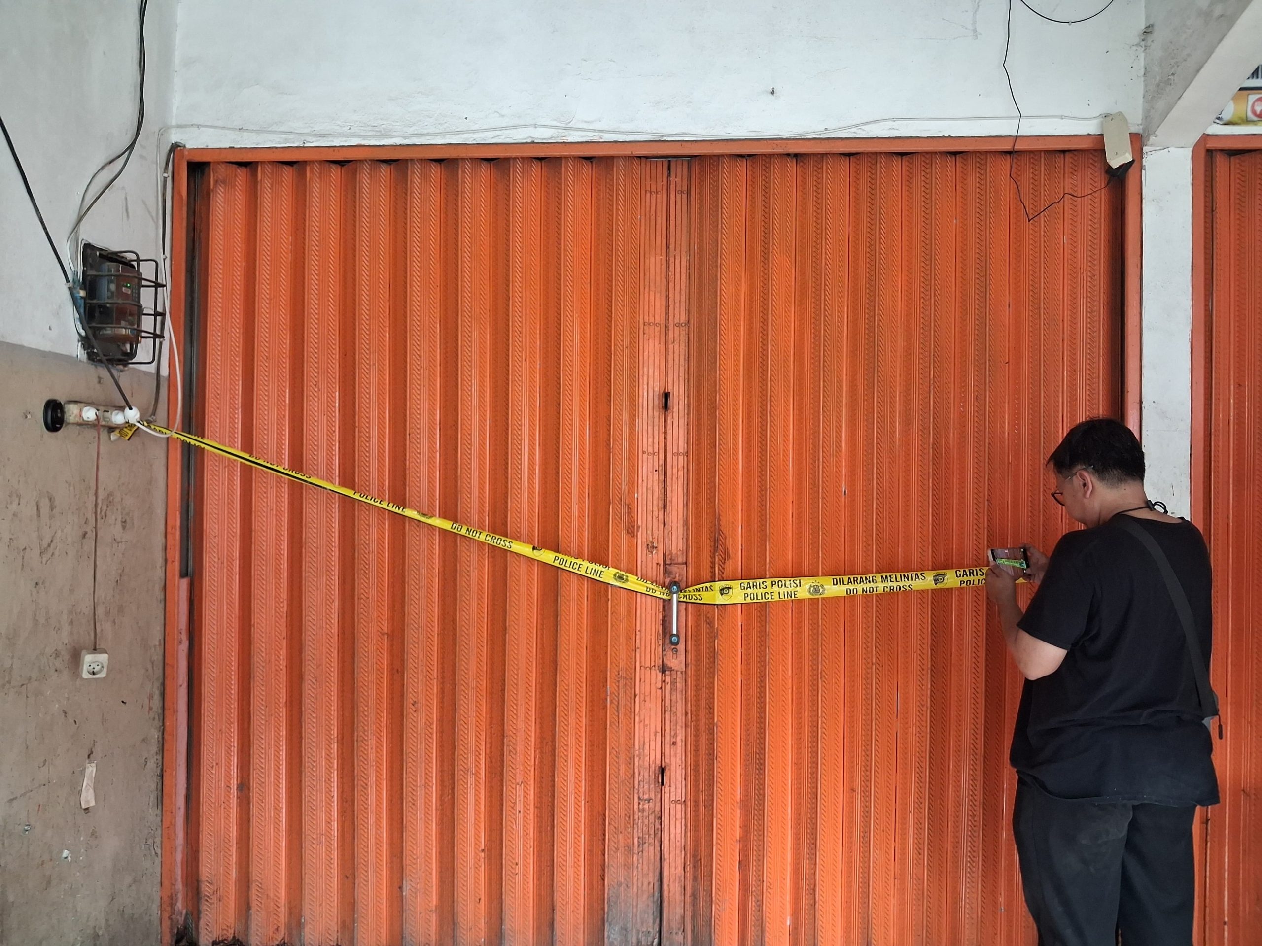 Kabupaten Bekasi - Lokasi kios Chicken Alfaza, Perumahan Mega Regency, Desa Sukaragam, Kabupaten Bekasi, yang ditemukan pegawai termutilasi dalam frezeer. Foto: Ist/Gobekasi.id.