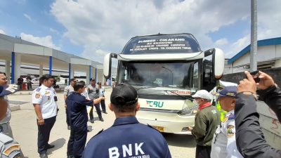 Kota Bekasi - Dishub Kabupaten Bekasi melakukan Ramp Check di Pool Bus yang menjadi angkutan mudik Lebaran 2026, Selasa (10/3/2026). Foto: Ist/Gobekasi.id.