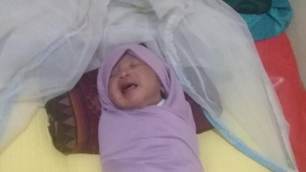 Kota Bekasi - Kondisi bayi yang ditemukan dalam bak samp[ah di Tytyan Kencana, Bekasi Utara, Kota Bekasi, sudah membaik dan dirawat di RSUD. Foto: Ist