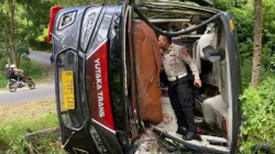 Wisatawan Bekasi Kecelakaan di Jalur Maut Sawarna: Mikrobus Terperosok Tebing di Tanjakan Cariang
