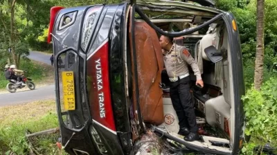 Bekasi - Microbus asal Bekasi terposok di tebing Tanjakan Cariang Jalur Sawarna, Banten, Selasa (24/3/2026) pagi. Foto: Ist/Gobekasi.id.