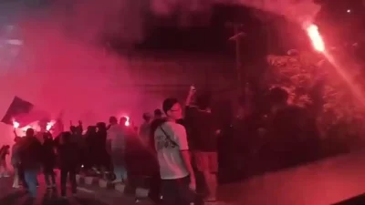 Kabupaten Bekasi - Sebuah video memperlihatkan bobotoh merayakan HUT ke-93 Persib di tengah jalur mudik Pantura di wilayah Cikarang Barat, Kabupaten Bekasi, pada Minggu (15/3/2026) malam. Foto: Ist/Gobekasi.id.