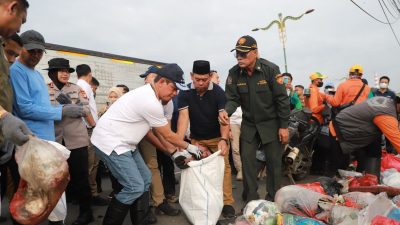 Kota Bekasi - Menteri Lingkungan Hidup Hanif Faisol Nurofiq menghadiri kegiatan korve Gerakan Indonesia ASRI di Kalimalang, Desa Sukadanau, Kecamatan Cikarang Barat, Kabupaten Bekasi, Senin (2/3/2026). Foto: Ist
