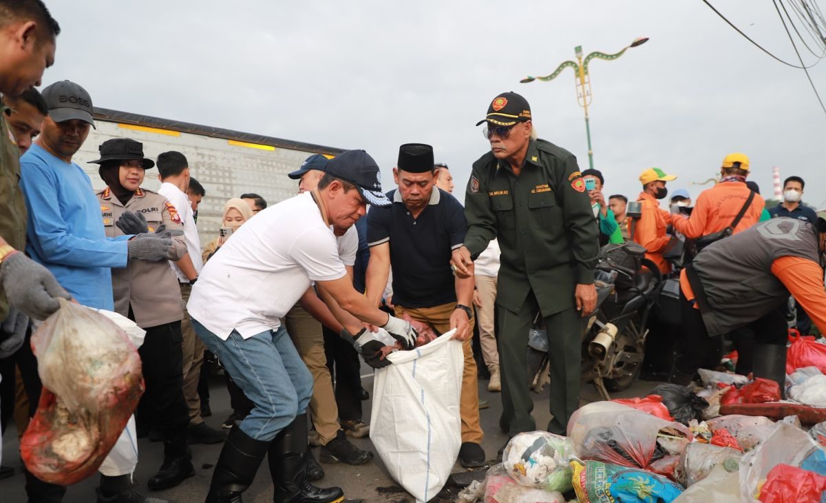 Kota Bekasi - Menteri Lingkungan Hidup Hanif Faisol Nurofiq menghadiri kegiatan korve Gerakan Indonesia ASRI di Kalimalang, Desa Sukadanau, Kecamatan Cikarang Barat, Kabupaten Bekasi, Senin (2/3/2026). Foto: Ist