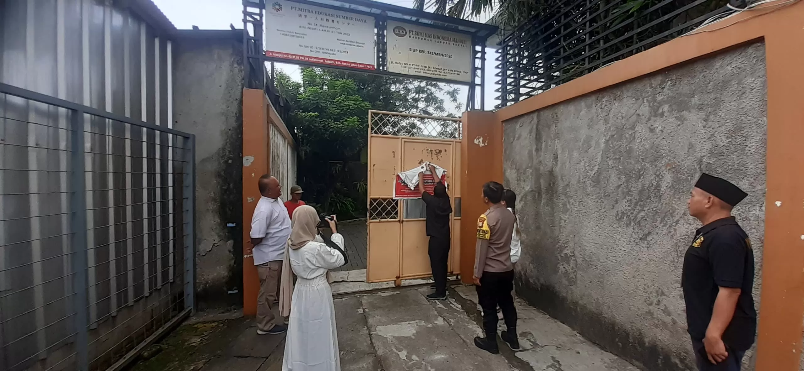 Kota Bekasi - Kementerian Pelindungan Pekerja Migran Indonesia (KemenP2MI) resmi mencabut sanksi administratif penghentian sementara kegiatan penempatan Pekerja Migran Indonesia (PMI) terhadap PT Bumi Mas Indonesia Mandiri. Foto: Ist