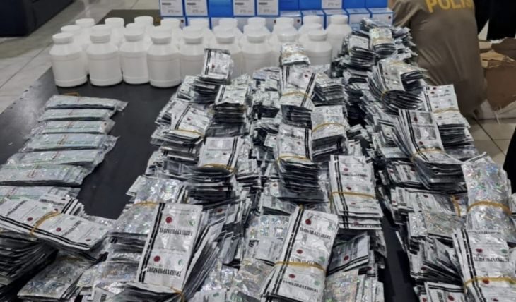 Kabupaten Bekasi - Barang bukti obat keras ilegal daftar G yang berhasil disita petugas Polres Metro Bekasi saat pengungkapan kasus peredaran obat-obatan terlarang di Jalan Warung Doyong, Kampung Kebon Kelapa, Desa Tambun, Kecamatan Tambun Selatan, Selasa (3/3/2026). Foto: Ist