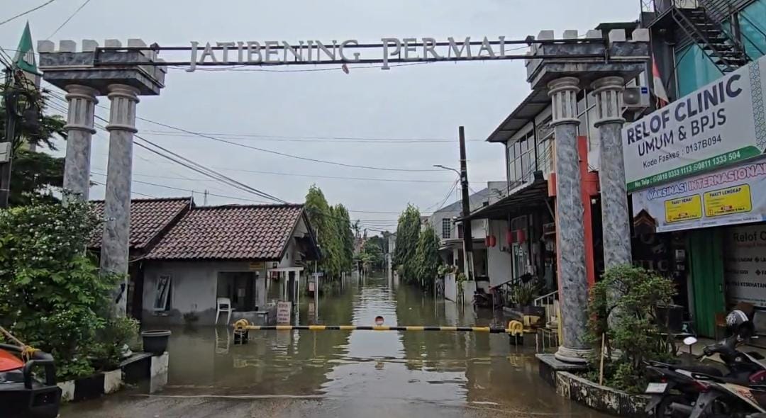 Kota Bekasi - Banjir di perumahan Dosen IKIP, jatiasih, Kota Bekasi, Minggu (8/3/2026). Foto: Septian/Gobekasi.id.