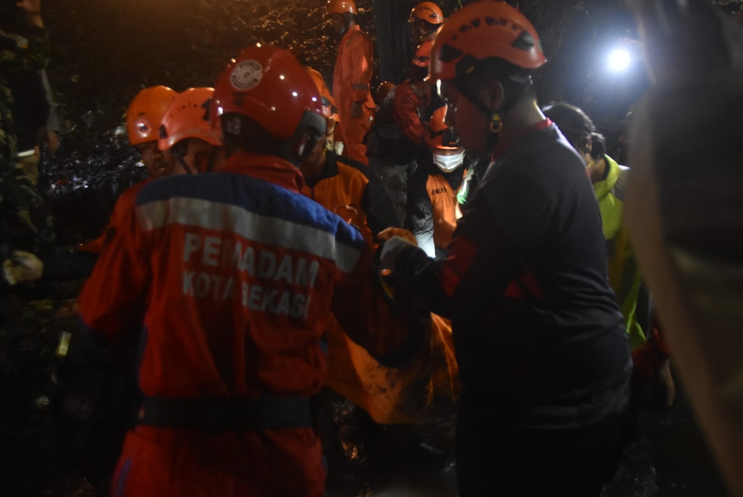 Kota Bekasi - Tim SAR Mengevakuasi jenazah yang tertimbun Longsong di Zona IV TPST Bantar Gebang, Kota Bekasi, Minggu (8/3/2026). Foto: Septian/Gobekasi.id.