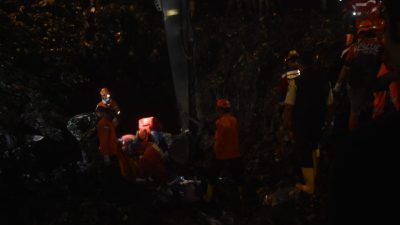 Kota Bekasi - Proses pencarian korban tertimbun longsor di Zona IV TPST Bantar Gebang, oleh petugas gabungan, Minggu (8/3/2026). Foto: Septian/Gobekasi.id.