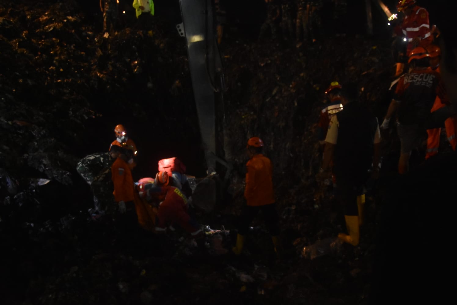 Kota Bekasi - Proses pencarian korban tertimbun longsor di Zona IV TPST Bantar Gebang, oleh petugas gabungan, Minggu (8/3/2026). Foto: Septian/Gobekasi.id.