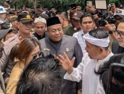 Kado Pahit HUT ke-29: Mahasiswa Ubhara Hadang Mobil KDM, Tagih Janji Bekasi Bebas Banjir