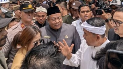 Kota Bekasi - Momen Mobil KDM dihadang mahasiswa Ubhara pada momen HUT ke-29 Kota Bekasi di Jalan Chairil Anwar, Bekasi Timur, Kota Bekasi, Selasa (10/3/2026). Foto: Ist