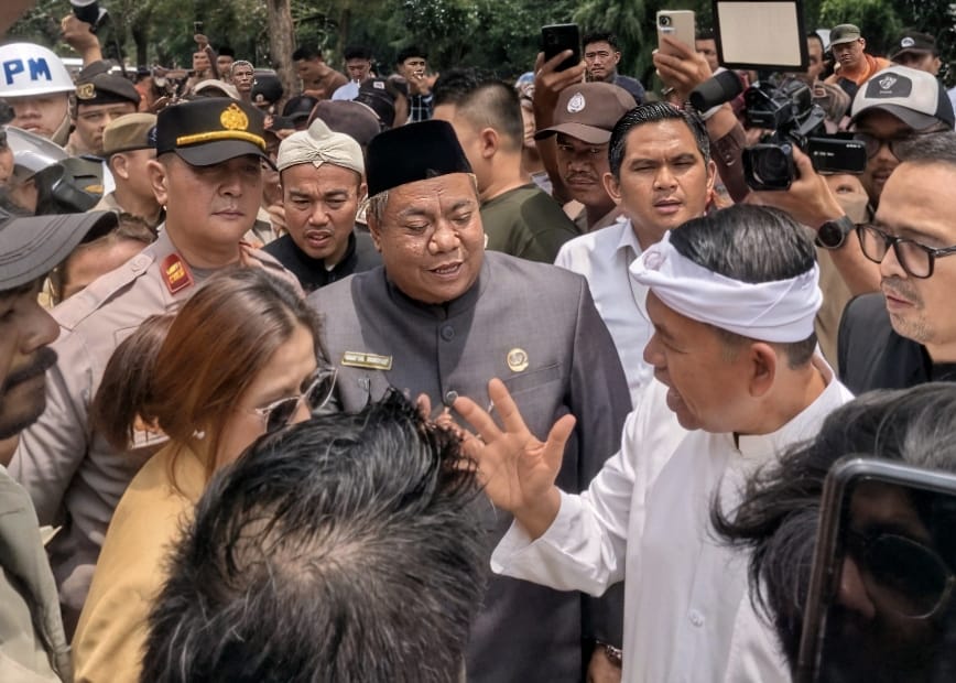 Kota Bekasi - Momen Mobil KDM dihadang mahasiswa Ubhara pada momen HUT ke-29 Kota Bekasi di Jalan Chairil Anwar, Bekasi Timur, Kota Bekasi, Selasa (10/3/2026). Foto: Ist