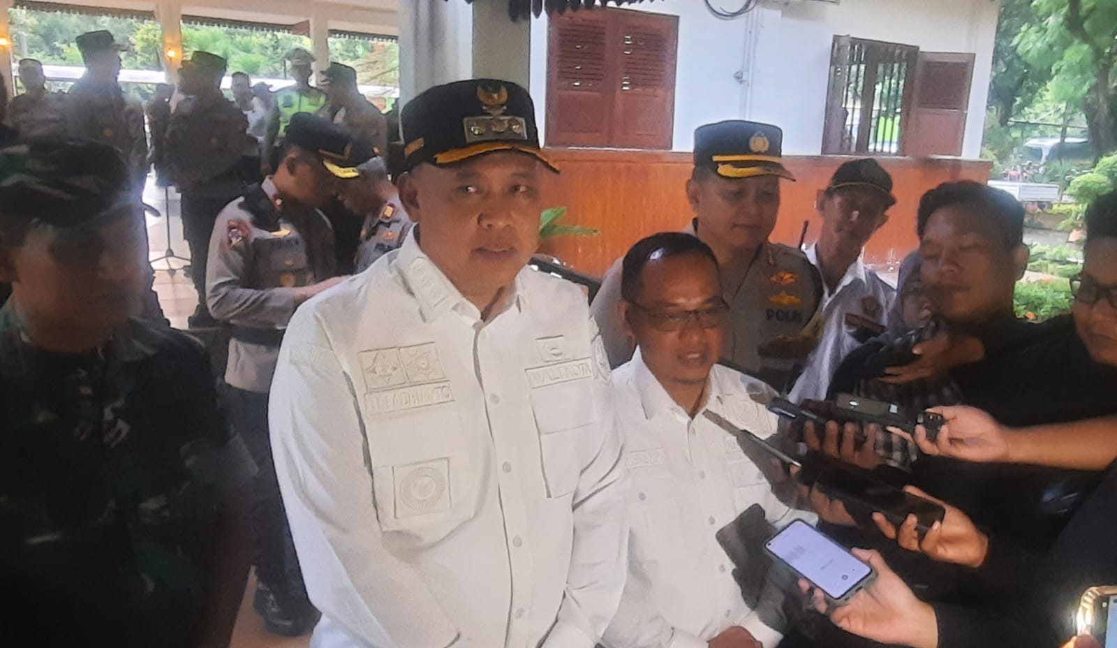Kota Bekasi - Wali Kota Bekasi Tri Adhianto usai memimpin rapat Forkopimda mengenai penanganan dan pelayanan Mudik Lebaran 2026. Foto: Septian/Gobekasi.id.