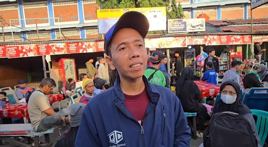 Kota Bekasi - Salah satu pemudik, Tarmidi, hendak mudik ke Kmapung halaman ke Jawa Tengah bersama istri dan anaknya memalui Terminal Induk Kota Bekasi, Senin (16/3/2026). Foto: Septian/Gobekasi.id.