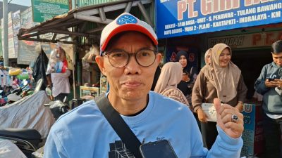 Kota Bekasi - Salah satu pemudik tujuan Kota Padang, Sumatra Barat, Ali Akbar yang bertolak dari Terminal Induk Kota Bekasi, Senin (16/3/2026). Foto: Septian/Gobekasi.id.