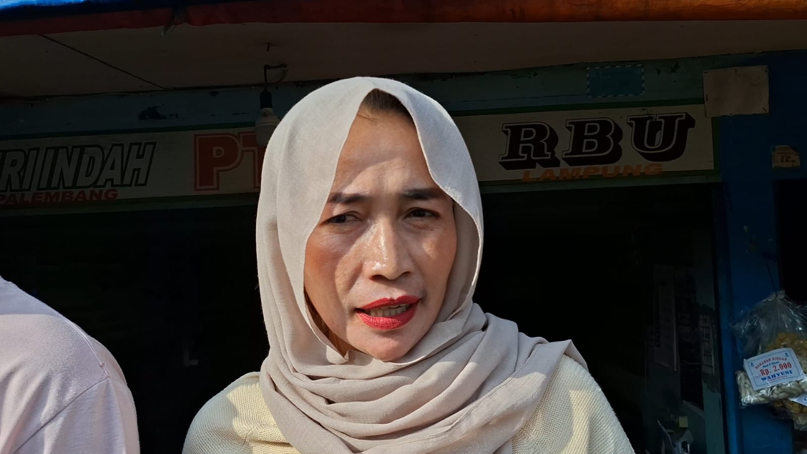 Kota Bekasi - Pengurus Perusahaan Otobus (PO) ANS di Terminal Induk Bekasi, Cucu Sumarni, menjelaskan soal penjualan tiket mudik 2026. Foto: Septian/Gobekasi.id.