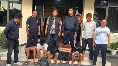 Kota Bekasi - Lima remaja hendak tawuran diciduk warga di sekitar MTs Nurul Anwan,Kelurahan Perwira, Kecamatan Bekasi Utara, Selasa (17/3/2026). Foto: Ist/Gobekasi.id.