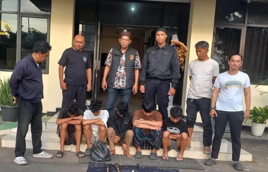 Kota Bekasi - Lima remaja hendak tawuran diciduk warga di sekitar MTs Nurul Anwan,Kelurahan Perwira, Kecamatan Bekasi Utara, Selasa (17/3/2026). Foto: Ist/Gobekasi.id.