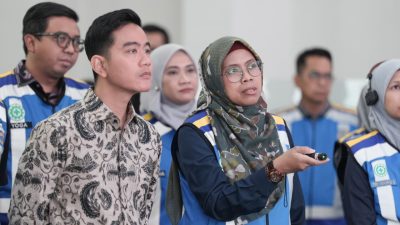Kota Bekasi - Wakil Presiden Gibran Rakabuming meninjau langsung kesiapan pengelolaan lalu lintas di pusat kendali tol Jasa Marga Toll Road Command Centre (JMTC), Kota Bekasi, Selasa (17/3/2026). Foto: Ist/Gobekasi.id.