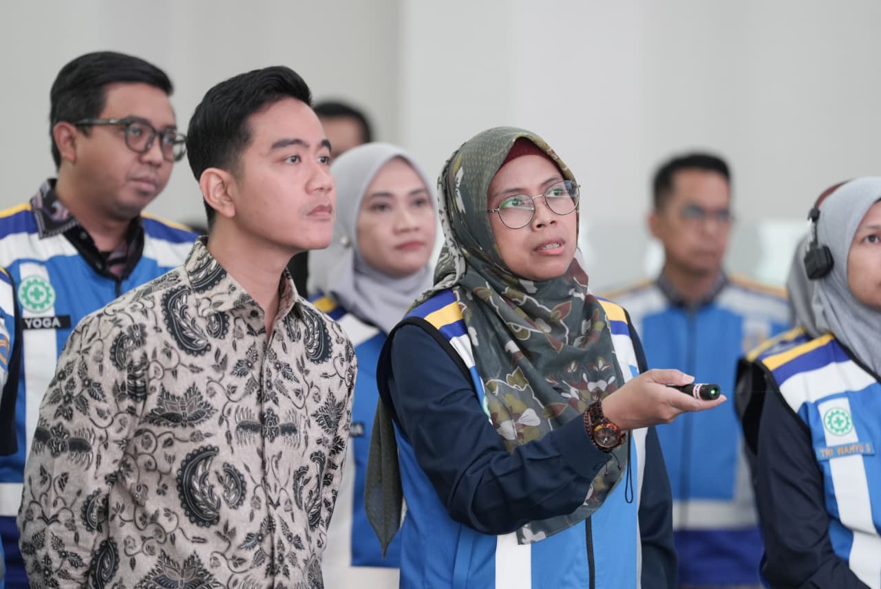 Kota Bekasi - Wakil Presiden Gibran Rakabuming meninjau langsung kesiapan pengelolaan lalu lintas di pusat kendali tol Jasa Marga Toll Road Command Centre (JMTC), Kota Bekasi, Selasa (17/3/2026). Foto: Ist/Gobekasi.id.