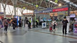 Kota Bekasi - Suasana Stasiun Bekasi ramai dipenuhi pemudik yang menggunakan transportasi Kereta Api, pada Selasa (17/3/2026). Foto: Septian/Gobekasi.id.