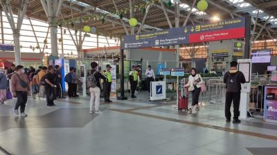 Kota Bekasi - Suasana Stasiun Bekasi ramai dipenuhi pemudik yang menggunakan transportasi Kereta Api, pada Selasa (17/3/2026). Foto: Septian/Gobekasi.id.