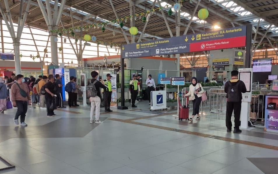 Kota Bekasi - Suasana Stasiun Bekasi ramai dipenuhi pemudik yang menggunakan transportasi Kereta Api, pada Selasa (17/3/2026). Foto: Septian/Gobekasi.id.