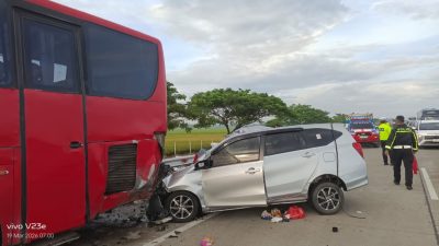 Bekasi - Sebuah mobil Toyota Calya yang ditumpangi satu keluarga pemudik asal Kabupaten Bekasi, menabrak bagian belakang bus Arga Mas di Tol Pejagan-Pemalang KM 290+700, wilayah Kabupaten Tegal, Kamis (19/3/2026) pagi. Foto: Ist