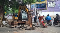 Kota Bekasi - Pemerintah Kota Bekasi mulai melakukan perbaikan pada salah satu titik jalan rusak di Jalan Ir. H. Juanda. Pengerjaan dimulai sejak Rabu (4/3/2026) dan ditargetkan rampung pada Minggu (8/3/2026). Foto: Ist/Gobekasi.id.