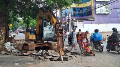 Kota Bekasi - Pemerintah Kota Bekasi mulai melakukan perbaikan pada salah satu titik jalan rusak di Jalan Ir. H. Juanda. Pengerjaan dimulai sejak Rabu (4/3/2026) dan ditargetkan rampung pada Minggu (8/3/2026). Foto: Ist/Gobekasi.id.