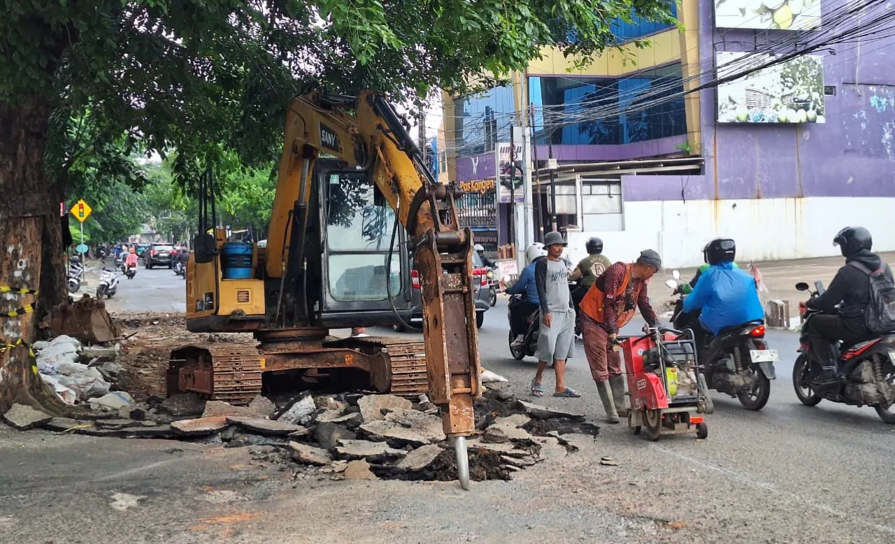 Kota Bekasi - Pemerintah Kota Bekasi mulai melakukan perbaikan pada salah satu titik jalan rusak di Jalan Ir. H. Juanda. Pengerjaan dimulai sejak Rabu (4/3/2026) dan ditargetkan rampung pada Minggu (8/3/2026). Foto: Ist/Gobekasi.id.