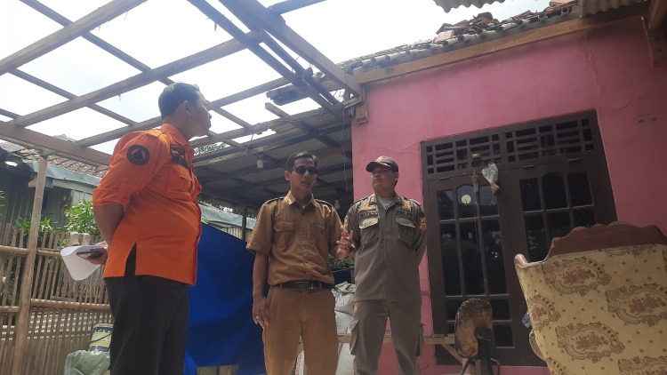 Kabupaten Bekasi - Petugas BPBD saat meninjau lokasi puting beliung di Desa Ciantra, Kabupaten Bekasi. Foto: Ist/Gobekasi.id.